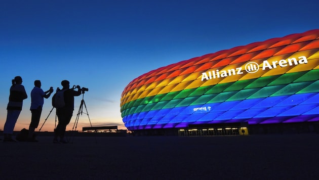 Die Münchener treiben‘s bunt: Die Allianz Arena erstrahlt in Regenbogen-Farben. (Bild: EPA)