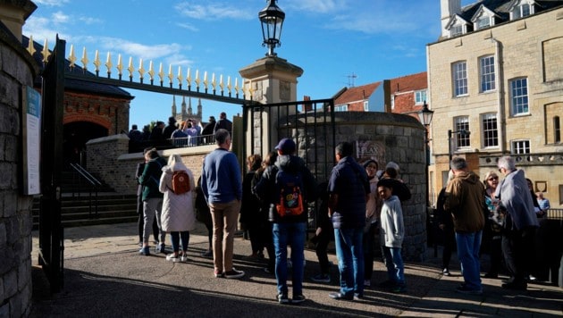 Menschen standen vor Schloss Windsor und der St.-Georgs-Kapelle an, um das Grab von Queen Elizabeth zu besuchen. (Bild: AP)