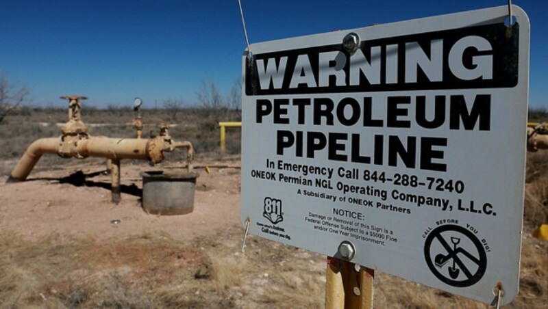 Warnhinweis in der Nähe einer Erdöl-Pipeline in Texas (Bild: APA/Getty Images via AFP/GETTY IMAGES/JOE RAEDLE)