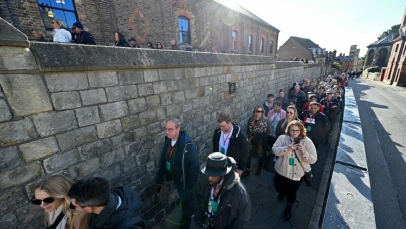 Schon in der Früh bildete sich eine lange Menschenschlange vor Schloss Windsor. (Bild: AFP)