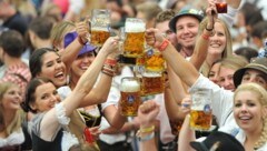 Eigentlich kein Grund zum Feiern – der Preis für ein Liter Bier auf dem Oktoberfest knackt heuer erstmals die 15-Euro-Marke. (Bild: ANDREAS GEBERT / EPA / picturedesk.com)