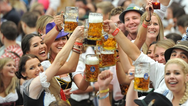 Bier statt Joints: Partystimmung am Oktoberfest (Bild: ANDREAS GEBERT / EPA / picturedesk.com)