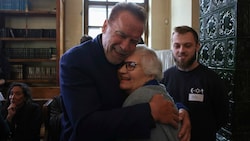 Arnold Schwarzenegger besuchte das ehemalige Konzentrationslager Auschwitz und traf im Zuge dessen die Holocaust-Überlebende Lydia Maksimovicz. (Bild: AP)