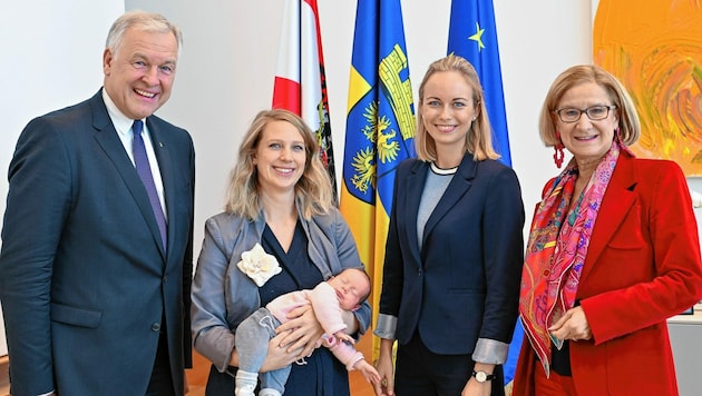 Mikl-Leitner und Eichtinger mit zwei der Stipendiatinnen: Julia Franzen (mit Kind) sowie Theresa Braunsteiner. (Bild: NLK Filzwieser)