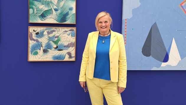 Kuratorin Sabine Nowak-Thaller in der farbenfrohen Bayer-Ausstellung im Lentos. (Bild: Jasmin Gaderer)