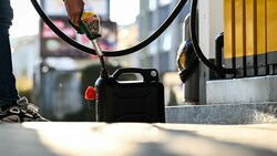Benzin hamstern Benzinpreise, Spritpreise Diesel, Super 95 98, tanken Tanken, Tankstelle, Benzinkanister, Benzinpreis Foto: Markus Wenzel (Bild: Markus Wenzel)