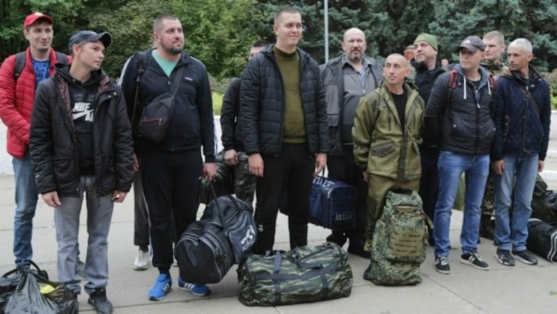 Diese Rekruten in Wolschski müssen ihre Zivilkleidung gegen Uniformen tauschen. (Bild: Associated Press)