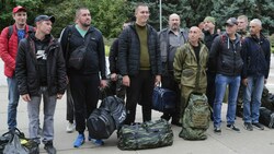 Diese Rekruten in Wolschski müssen ihre Zivilkleidung gegen Uniformen tauschen. (Bild: Associated Press)