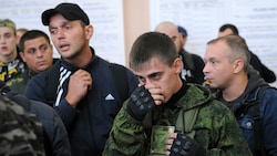 Russische Rekruten vor in einem militärischen Rekrutierungszentrum in Bataysk (Bild: Associated Press)