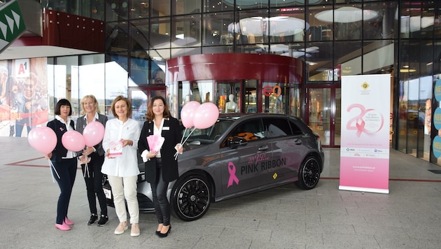 Das „Pink Ribbon“- und „EO“-Team mit dem zur Verfügung gestellten Mercedes. (Bild: Honorar)