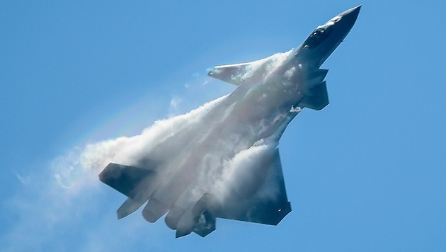 Eine chinesische J-20, aufgenommen bei einer Flugshow in der südchinesischen Provinz Guangdong im Jahr 2018 (Bild: APA/AFP/WANG ZHAO)