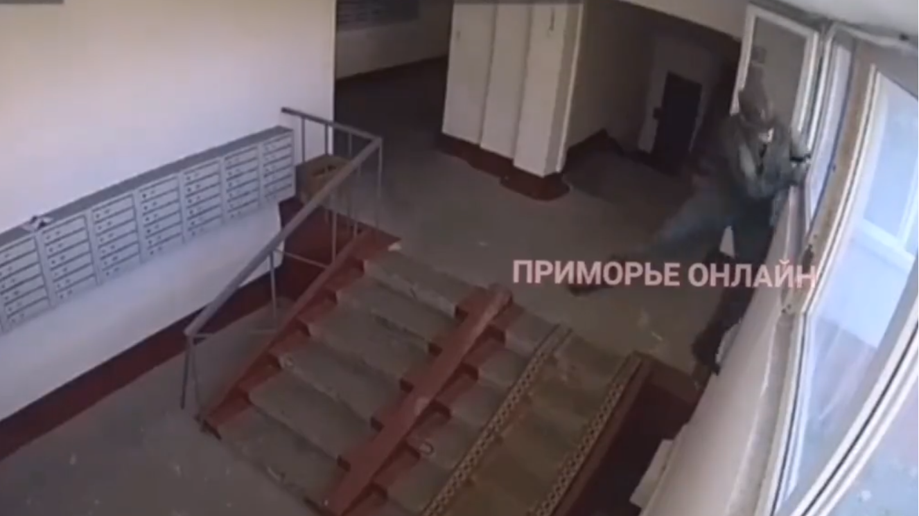 Der Beamte nutzte ein geöffnetes Fenster, um in das Haus zu gelangen - dort landete er aber etwas unsanft. (Bild: Telegram/Primorje)