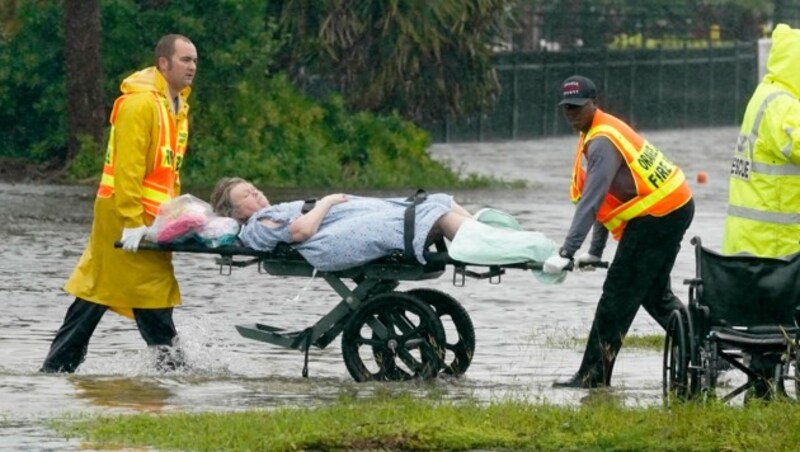 Diese Patientin musste aus einem Pflegeheim in Orlando evakuiert werden. (Bild: Associated Press)