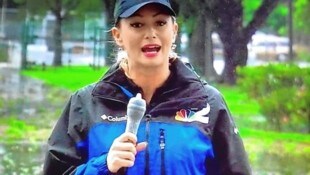 Fernsehreporterin Kyla Galer schütze ihr Mikrofon kurzerhand mit einem Kondom vor Regen und erzürnte damit Zuseher. (Bild: Screenshot/NBC)