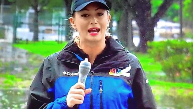 Fernsehreporterin Kyla Galer schütze ihr Mikrofon kurzerhand mit einem Kondom vor Regen und erzürnte damit Zuseher. (Bild: Screenshot/NBC)