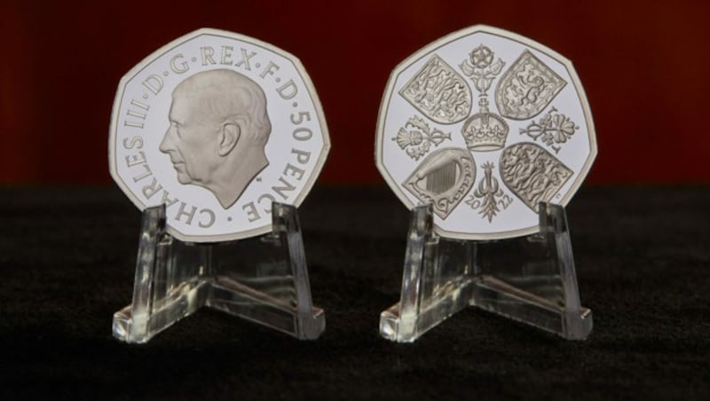 Die neue 50-Pence-Münze mit dem Porträt von König Charles III. (Bild: AFP/Royal Mint)