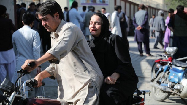 Eine Frau kommt auf einem Motorrad in einem Krankenhaus in Kabul an, um nach einem Verwandten zu suchen, nachdem es am Freitag zu einem Anschlag in einem Lernzentrum in der afghanischen Hauptstadt kam. (Bild: AFP)