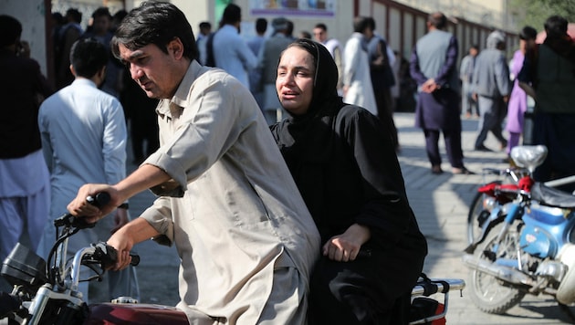 Eine Frau kommt auf einem Motorrad in einem Krankenhaus in Kabul an, um nach einem Verwandten zu suchen, nachdem es am Freitag zu einem Anschlag in einem Lernzentrum in der afghanischen Hauptstadt kam. (Bild: AFP)