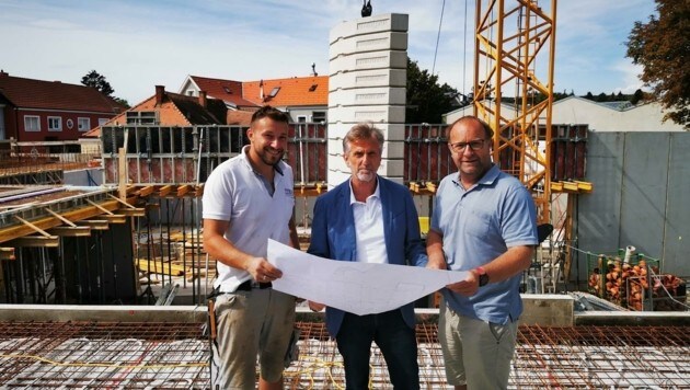 El alcalde Mitteregger (derecha) se está enfocando en la sustentabilidad al construir el centro comunitario.  (Imagen: Municipio de Pöttsching)