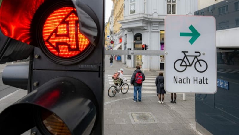 Die Kreuzung Landstraße/Bürgerstraße in Linz. Radfahrer dürfen hier künftig auch bei Rot rechts abbiegen. (Bild: APA/fotokerschi.at/Kerschbaummayr)