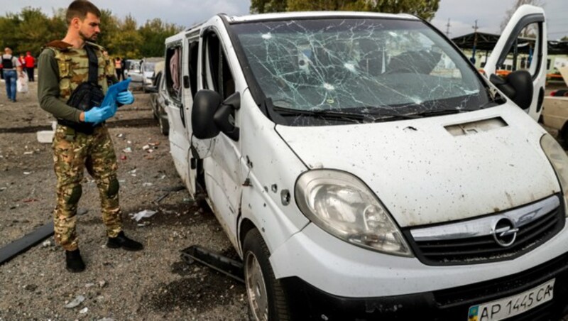 Ein ukrainischer Soldat am Schauplatz eines Angriffs auf einen Fahrzeugkonvoi nahe Saporischschja (Bild: APA/AFP/KATERYNA KLOCHKO)