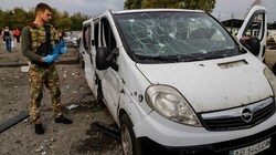 Ein ukrainischer Soldat überprüft ein Auto, das durch den Raketeneinschlag beschädigt wurde. (Bild: APA/AFP/Kateryna Klochko)