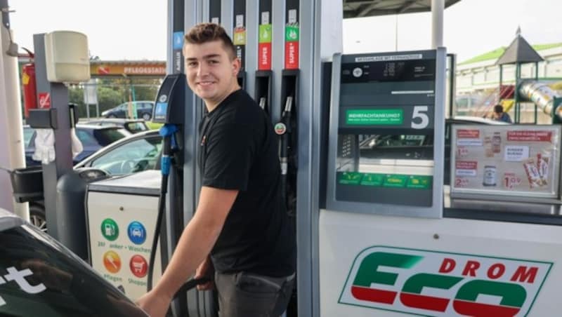 Matthias Geisberger, Bezirk Braunau, tankt seinen Wagen noch einmal „billiger“ auf. (Bild: Pressefoto Scharinger © Daniel Scharinger)