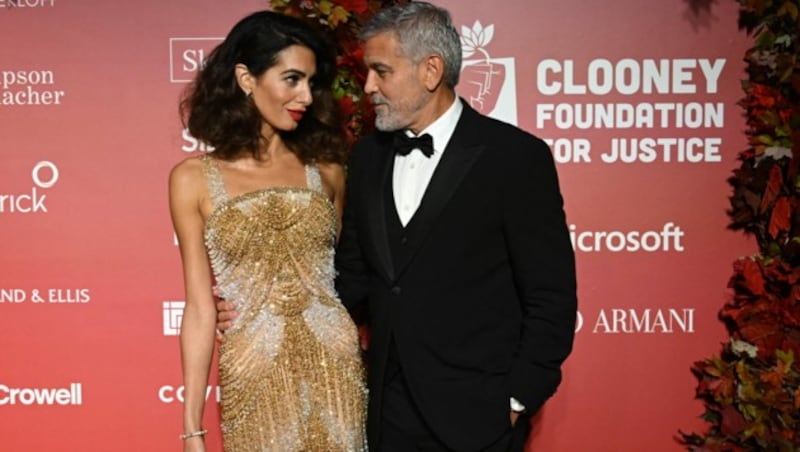 Amal und George Clooney tauschten bei der Charity-Gala verliebte Blicke. (Bild: AFP )