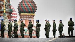Russische Soldaten am Roten Platz (Bild: APA/AFP/Alexander NEMENOV)