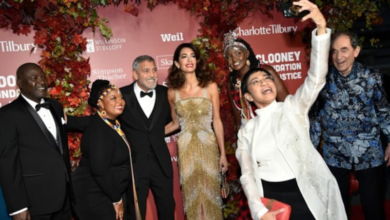 Posierten für ein Selfie mit den Preisträgern der Justice Albie Awards: Geroge und Amal Clooney (Bild: Invision)