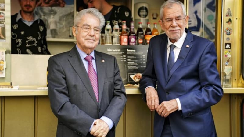 Alexander Van der Bellen mit Vorgänger und Unterstützer Heinz Fischer am Würstelstand (Bild: APA/Eva Manhart)