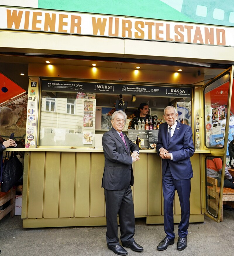 Wahlkampf am Würstelstand: Fischer (li.) und Van der Bellen (Bild: APA/EVA MANHART, Krone KREATIV)