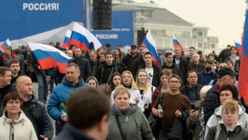 Mit zahlreichen Bussen wurden Schaulustige zum Roten Platz in Moskau gekarrt, um den Feierlichkeiten einen noch größeren Charakter zu verpassen. (Bild: AP)