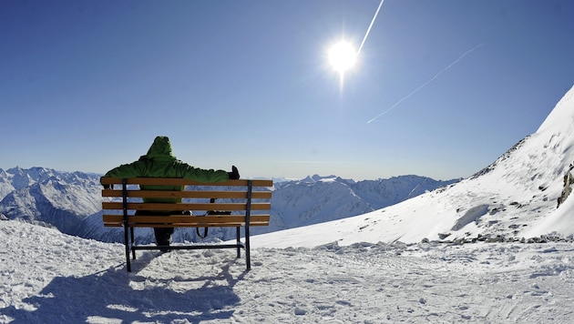 Wer kann sich den Skiurlaub noch leisten? (Bild: APA/HANS KLAUS TECHT)