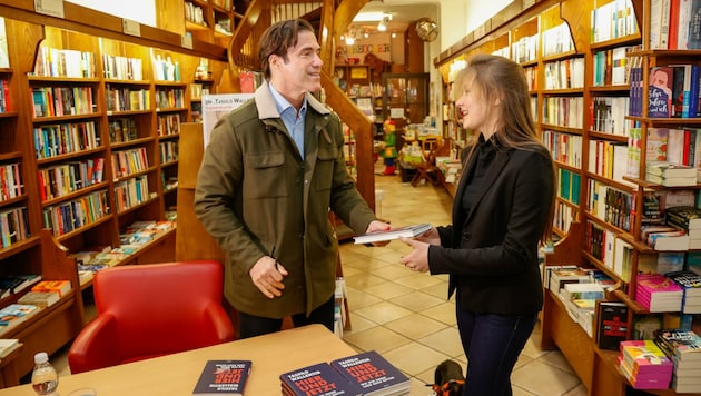 Besuch in Salzburg Tassilo Wallentin signierte Bücher für seine Unterstützer. (Bild: Tschepp Markus)