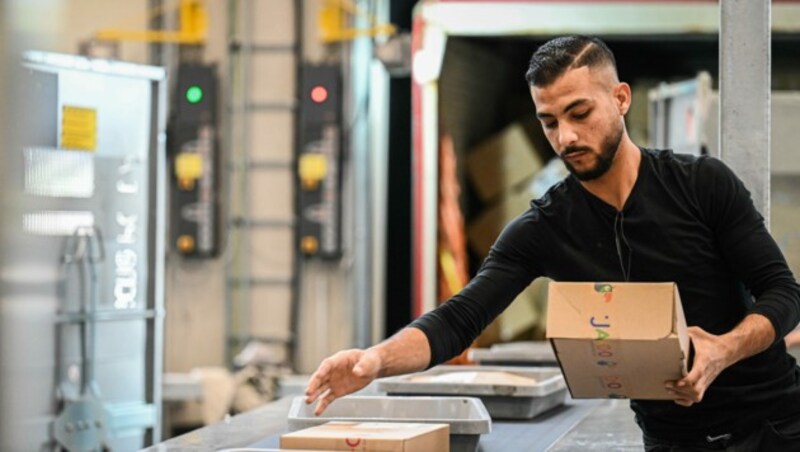 Das Team im Logistikzentrum wurde bereits um 100 Mitarbeiter aufgestockt. (Bild: Markus Wenzel)