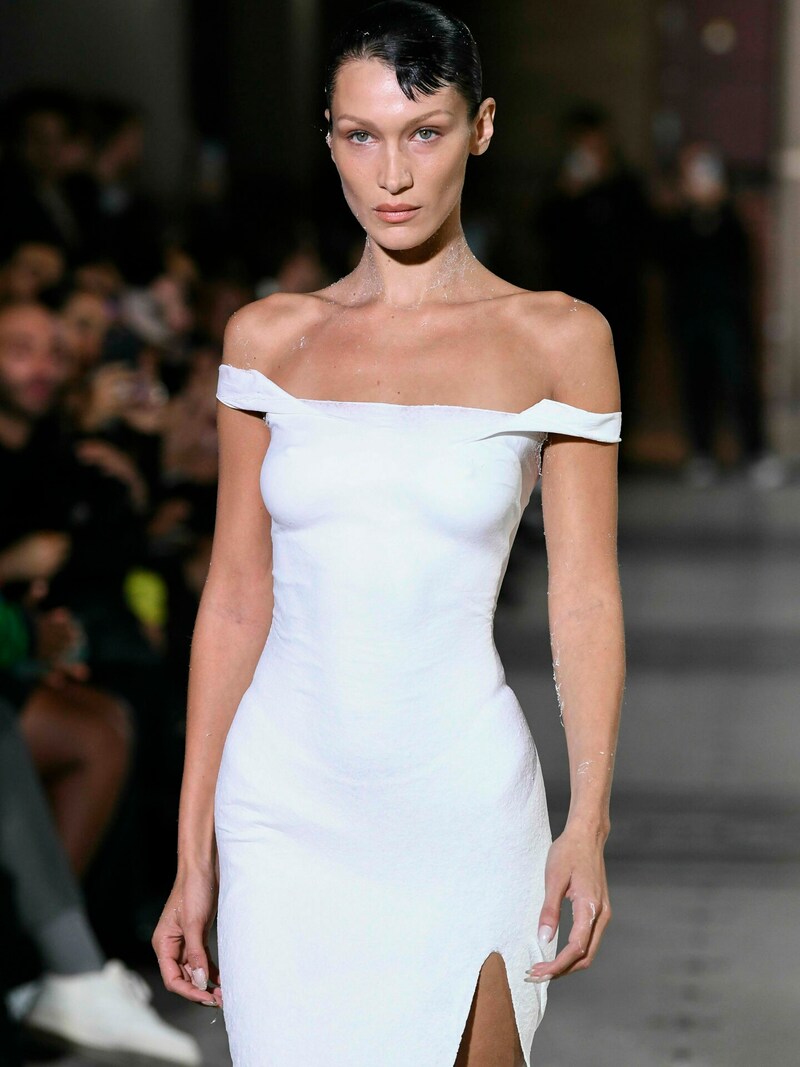 Bella Hadid im aufgeprühten Kleid bei der COPERNI SS23 Runway-Show im Rahmen der Pariser Modewoche (Bild: Ik Aldama / dpa Picture Alliance / picturedesk.com)