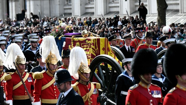 Burnell-Williams gehörte zum „Blues and Royals Household Cavalry Regiment“, das den Sarg der Queen beim Staatsbegräbnis zum Wellington Arch begleitete. (Bild: APA/AFP)