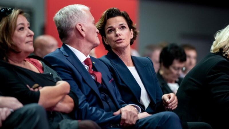 Pamela Rendi-Wagner und Franz Schnabl beim SPÖ-Landesparteitag in Schwechat (Bild: Imre Antal)