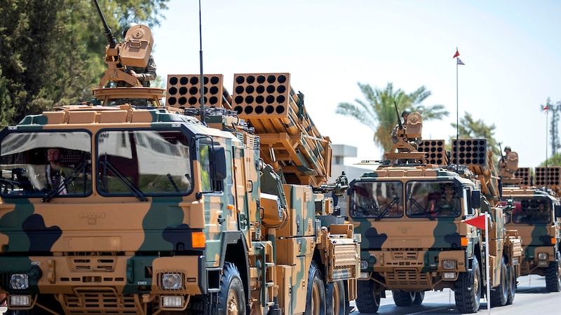 Archivbild: Eine Parade der türkischen Armee anlässlich des Gedenkens an die Ausrufung der Türkischen Republik Nordzypern in Nikosia (Bild: APA/AFP/Birol BEBEK)