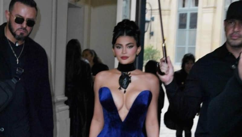 Kylie Jenner kommt zur Show von Schiaparelli bei der Paris Fashion Week (Bild: www.PPS.at)