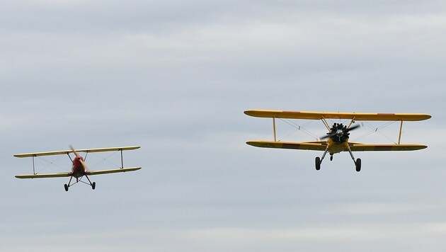 Oldtimer beim Start: Boeing Stearman (rechts) und Bücker Jungmann (links). (Bild: P. Huber)