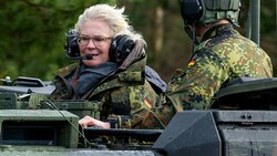 Verteidigungsministerin Christine Lambrecht während eines Besuchs bei der Panzerlehrbrigade 9 in Niedersachsen (Bild: APA/dpa/Philipp Schulze)