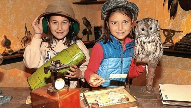 Junge Forscherinnen im Stadtmuseum Villach mit Neugier auf Naturwissenschaft. (Bild: Rojsek-Wiedergut Uta)