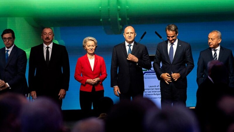 EU-Kommissionschefin Ursula von der Leyen mit den Präsidenten Stevo Pendarovski (Nordmazedonien), Ilham Alijew (Aserbaidschan), Rumen Radev (Bulgarien), Kyriakos Mitsotakis (Griechenland) und dem bulgarischen Ministerpräsidenten Galab Donev (rechts) bei der Einweihungszeremonie der neuen Pipeline (Bild: APA/AFP/Nikolay DOYCHINOV)