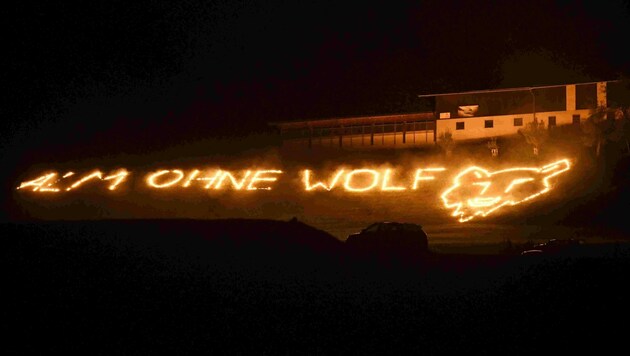 Bei einem Bauernhof in Kramsach wurde Freitagabend ein großes Mahnfeuer gegen den Wolf entzündet. (Bild: ZOOM.TIROL)