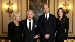 König Charles III. posiert mit seiner Frau Camilla, der Queen Consort, seinem Sohn Prinz William und Kate, der Prinzessin von Wales, im Buckingham-Palast. Das Foto wurde am 18. September aufgenommen. (Bild: Buckingham Palace)