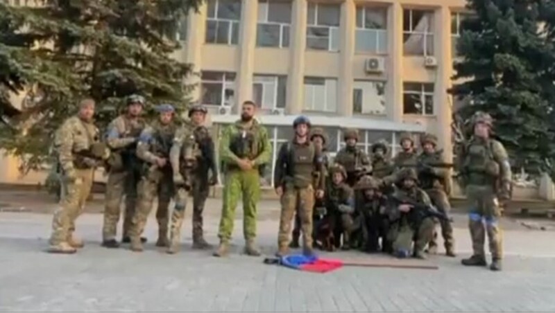 Soldaten der 81. Luftlandebrigade und der ukrainischen Nationalgarde demontierten am Samstag im Zentrum von Lyman russische Fahnen. (Bild: Defence of Ukraine)