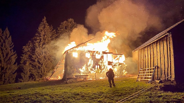 Das Gebäude stand in der Nacht auf Sonntag in Vollbrand. (Bild: Maurice Shourot)