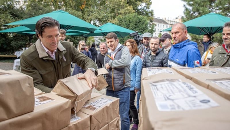 Wahlkampf einmal anders: Präsidentschaftskandidat Tassilo Wallentin am Sonntag Brennholz in Wien - „statt Wahlplakaten“, wie es hieß. (Bild: APA/Tobias Steinmaurer)